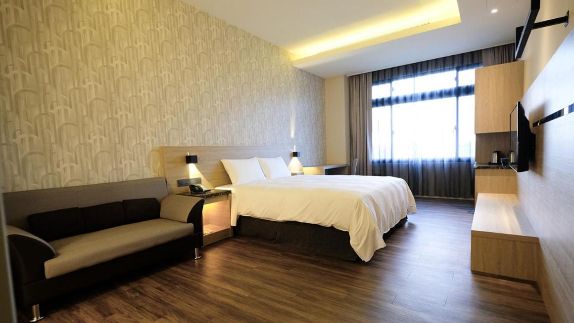 Yu Chun Hotel Taichung Bagian luar foto